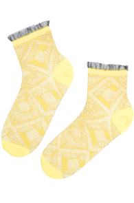 Тонкие хлопковые носки жёлтого цвета с блестящим геометрическим узором ART | Sokisahtel