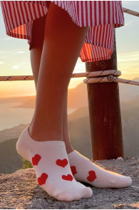 Укороченные хлопковые носки белого цвета с узором в виде сердечек FUZZY | Sokisahtel