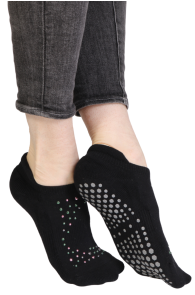 Хлопковые укороченные носки чёрного цвета с нескользящей подошвой и яркими кнопками JOYCE | Sokisahtel
