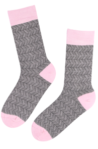 Мужские костюмные носки розово-серого цвета из вискозы с узором-ёлочкой MANU | Sokisahtel